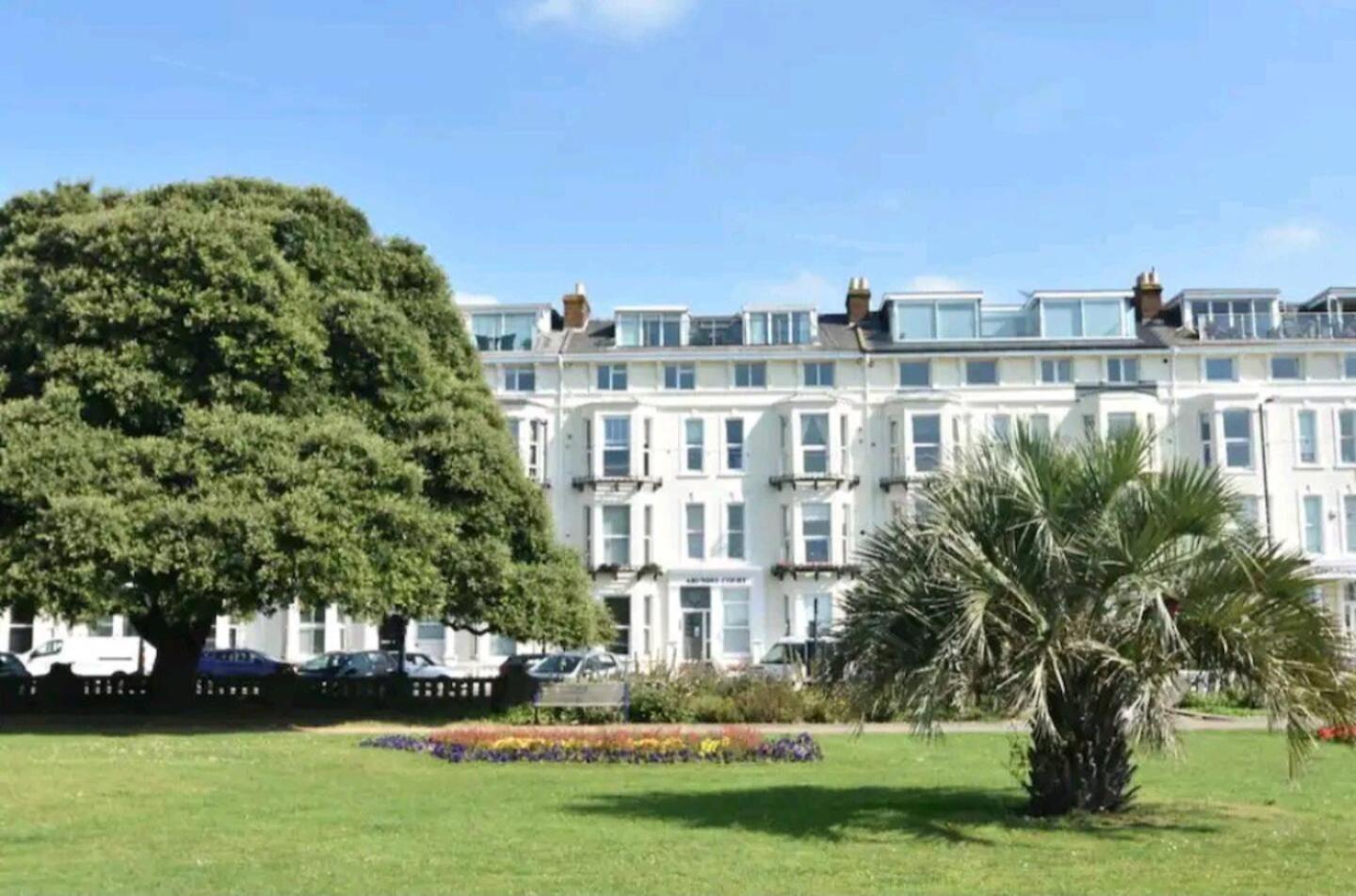 Stunning 3 Double Bedroom Beach Front Apartment Portsmouth Eksteriør bilde